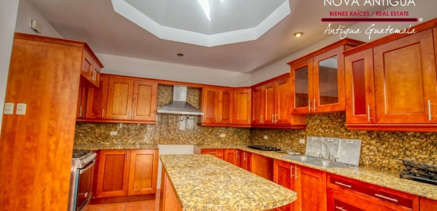 G44 – Casa dentro de residencial en el area de San Felipe de Jesus