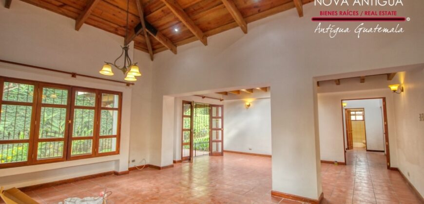 G44 – Casa dentro de residencial en el area de San Felipe de Jesus