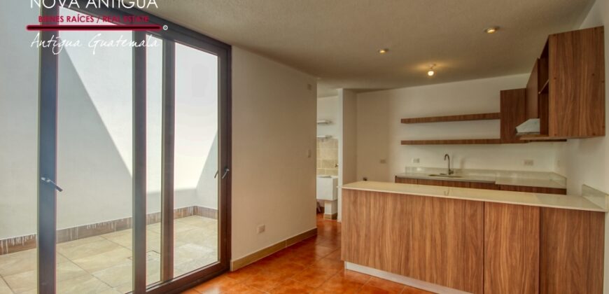 R36 – Beautiful house within a residential area on the road to Alotenango