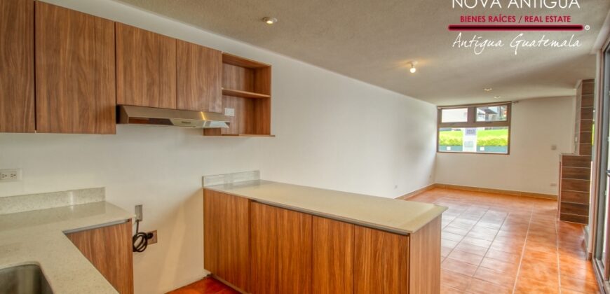 R36 – Beautiful house within a residential area on the road to Alotenango