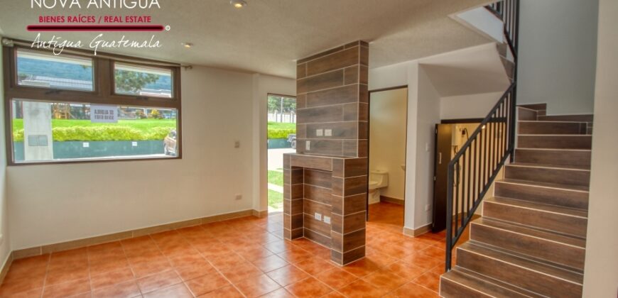 R36 – Beautiful house within a residential area on the road to Alotenango