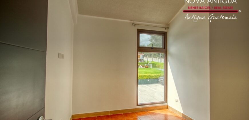 R36 – Beautiful house within a residential area on the road to Alotenango