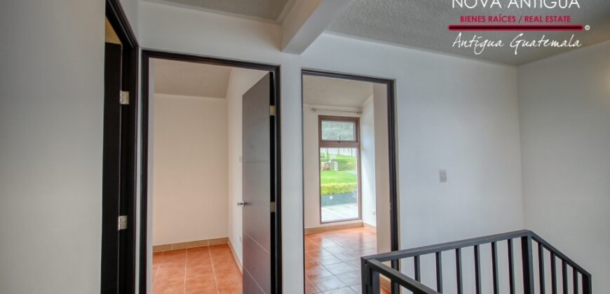 R36 – Beautiful house within a residential area on the road to Alotenango