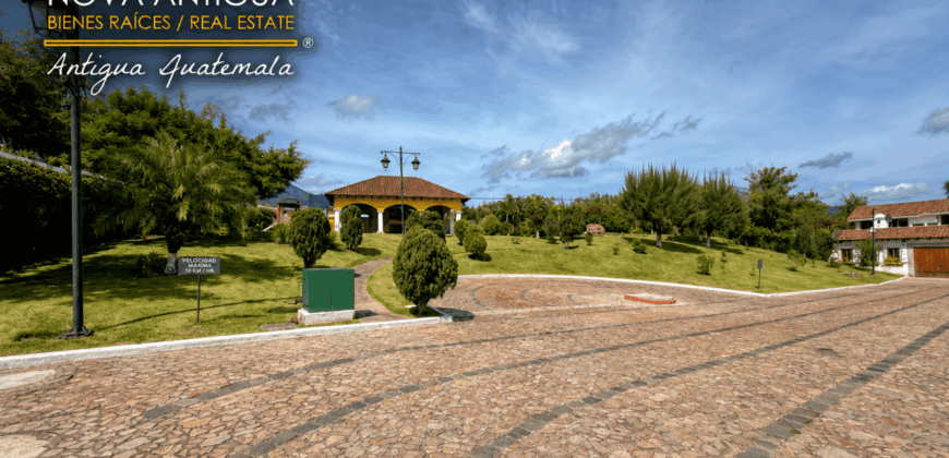 B151 – Terreno de esquina dentro de residencial en el area del calvario