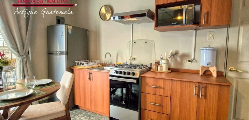 A4250 – Second-level apartment within walking distance of downtown Antigua G.