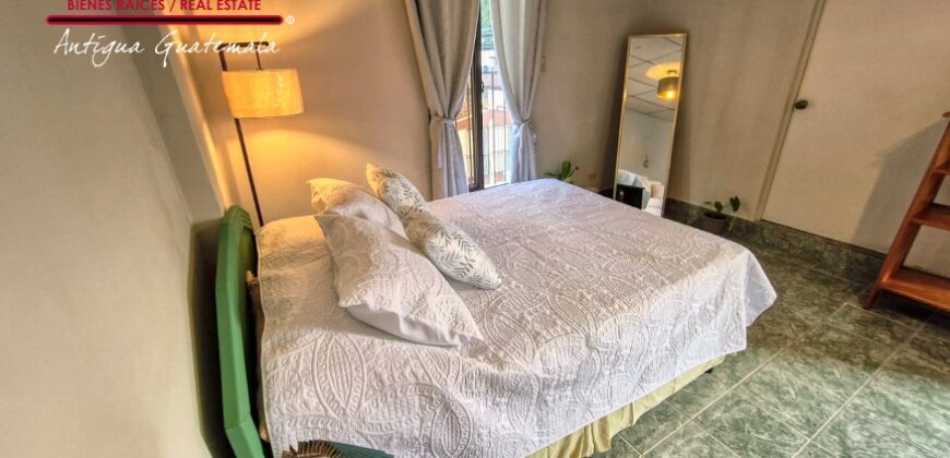 A4250 – Second-level apartment within walking distance of downtown Antigua G.