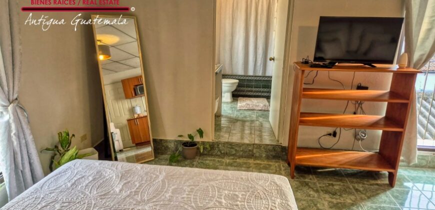 A4250 – Second-level apartment within walking distance of downtown Antigua G.