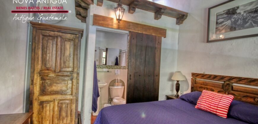 A4251 – Excellent investment opportunity in the center of Antigua G.