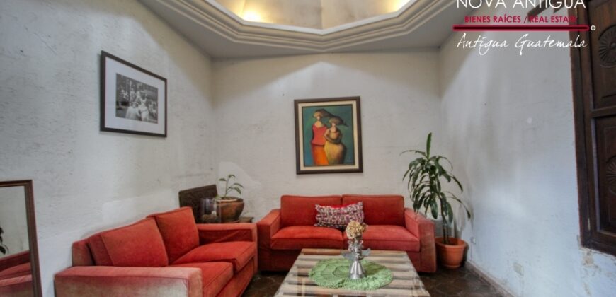A4251 – Excellent investment opportunity in the center of Antigua G.