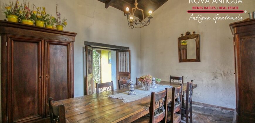 A4251 – Excellent investment opportunity in the center of Antigua G.
