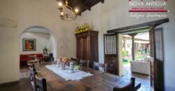 A4251 – Excellent investment opportunity in the center of Antigua G.