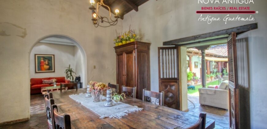 A4251 – Excellent investment opportunity in the center of Antigua G.