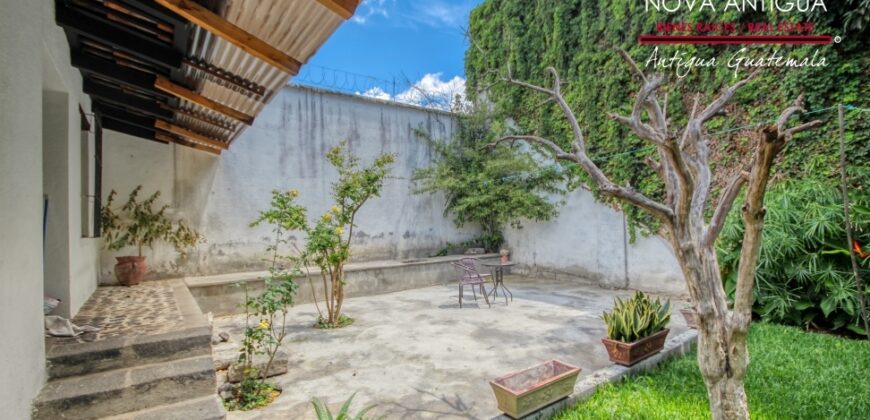 A4251 – Excellent investment opportunity in the center of Antigua G.