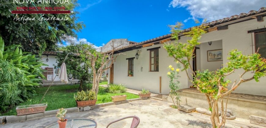 A4251 – Excellent investment opportunity in the center of Antigua G.