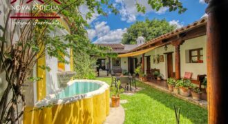 A4251 – Excellent investment opportunity in the center of Antigua G.