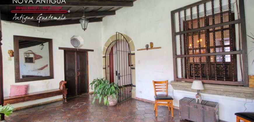 A4251 – Excellent investment opportunity in the center of Antigua G.