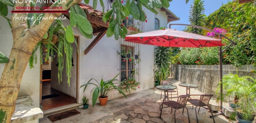 F493 – Amplia casa de dos niveles en fraccionamiento privado