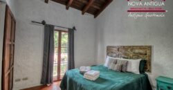 F493 – Amplia casa de dos niveles en fraccionamiento privado