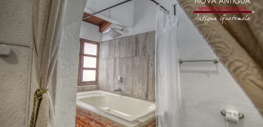 F493 – Amplia casa de dos niveles en fraccionamiento privado