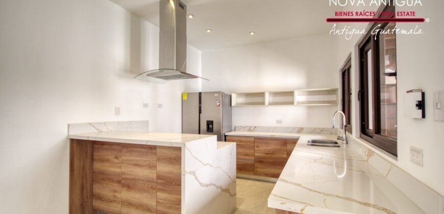 T51 – House in a gated community on the road to San Miguel Dueñas
