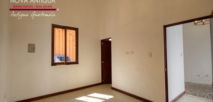 T51 – Casa en residencial carretera hacia San Miguel Dueñas