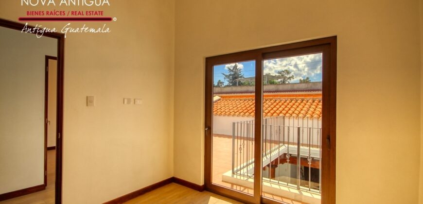 T51 – Casa en residencial carretera hacia San Miguel Dueñas