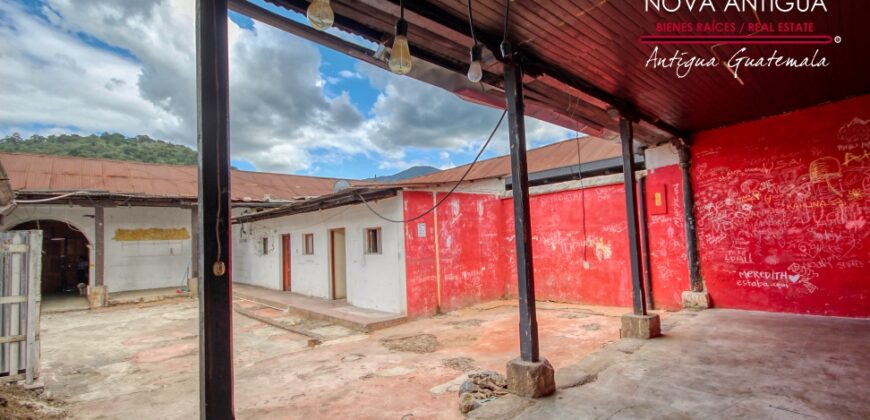A4253 – Commercial Space in Downtown Antigua Guatemala