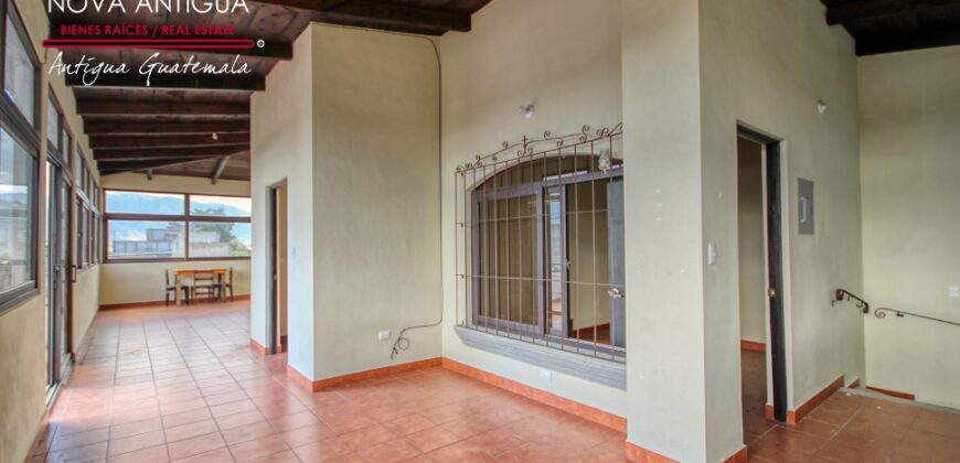 J153-Apartamento con ingreso compartido sin muebles ubicado en Ciudad Vieja