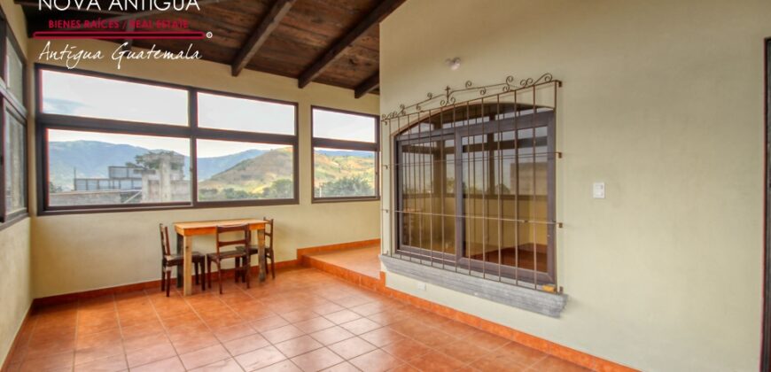 J153-Apartamento con ingreso compartido sin muebles ubicado en Ciudad Vieja