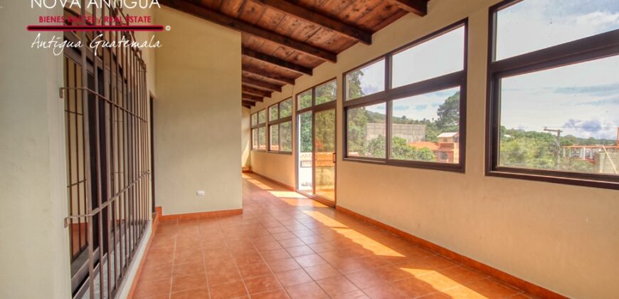 J153-Apartamento con ingreso compartido sin muebles ubicado en Ciudad Vieja