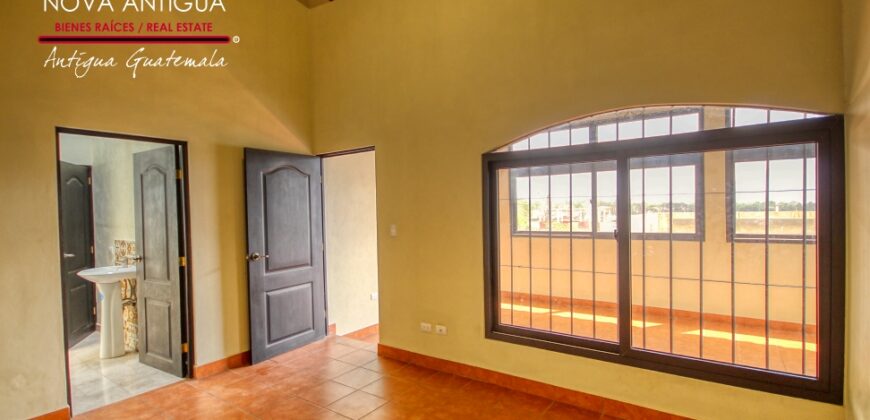 J153-Apartamento con ingreso compartido sin muebles ubicado en Ciudad Vieja