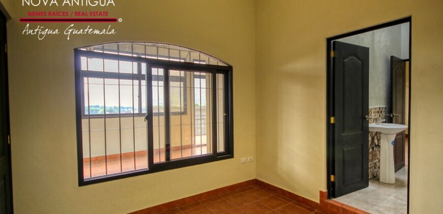 J153-Apartamento con ingreso compartido sin muebles ubicado en Ciudad Vieja