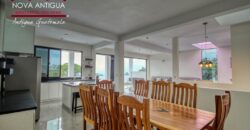 J152 – Amplia casa amueblada en el area de Ciudad Vieja en residencial