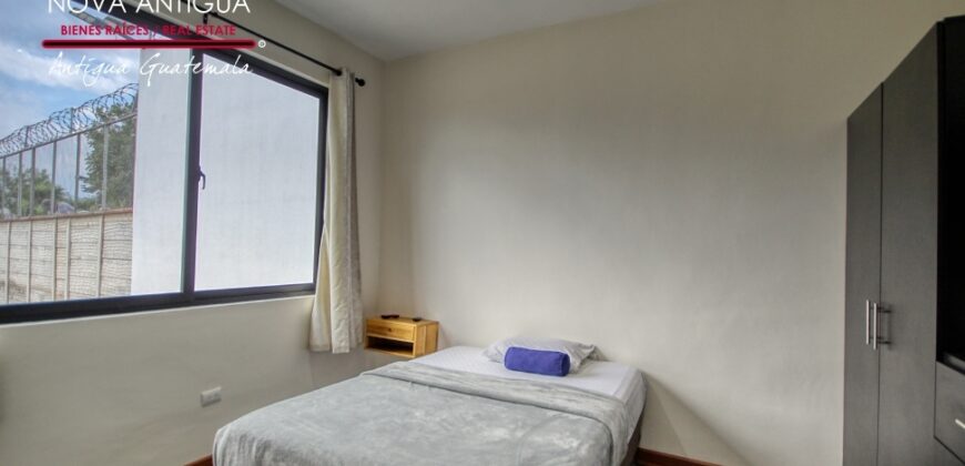 J152 – Amplia casa amueblada en el area de Ciudad Vieja en residencial