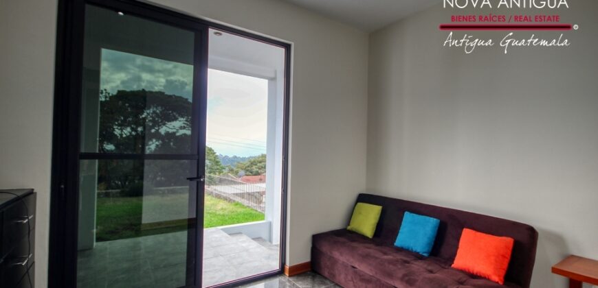 J152 – Amplia casa amueblada en el area de Ciudad Vieja en residencial