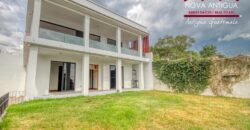 J152 – Amplia casa amueblada en el area de Ciudad Vieja en residencial