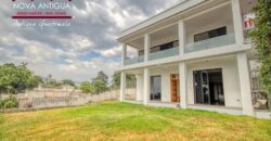 J152 – Amplia casa amueblada en el area de Ciudad Vieja en residencial