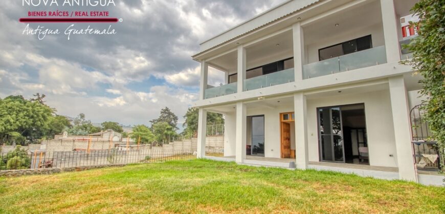 J152 – Amplia casa amueblada en el area de Ciudad Vieja en residencial