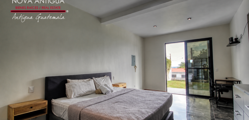 J152 – Amplia casa amueblada en el area de Ciudad Vieja en residencial