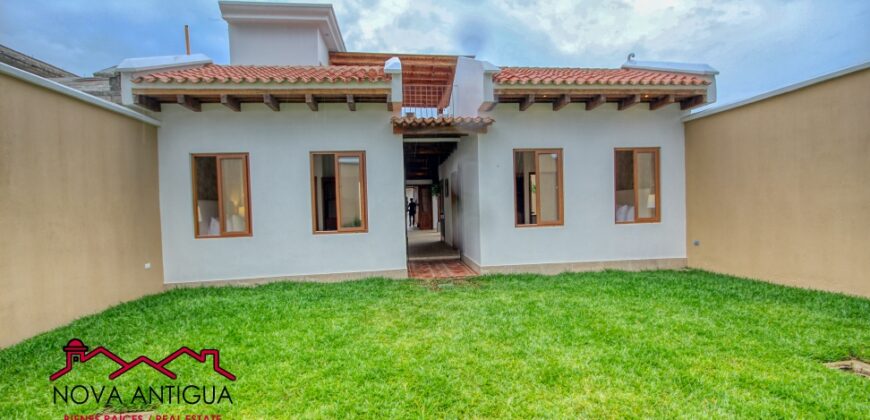 T52- Hermosa casa en residencial en el area de San Miguel Dueñas