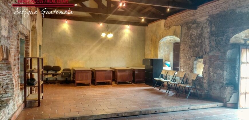 A4256 – Commercial space for rent in a shopping plaza