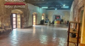 A4256 – Commercial space for rent in a shopping plaza