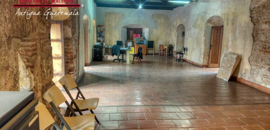 A4256 – Commercial space for rent in a shopping plaza