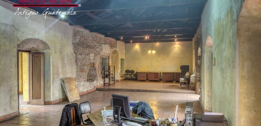 A4256 – Local en renta dentro de plaza comercial