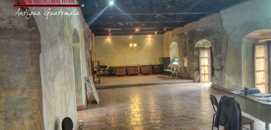 A4256 – Commercial space for rent in a shopping plaza