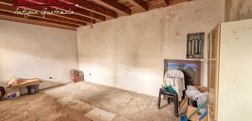 A4258 – Commercial Spaces in the Center of Antigua, Guatemala
