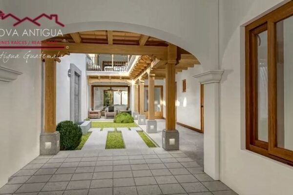 B153 – Casa en construccion a minutos del Parque Central