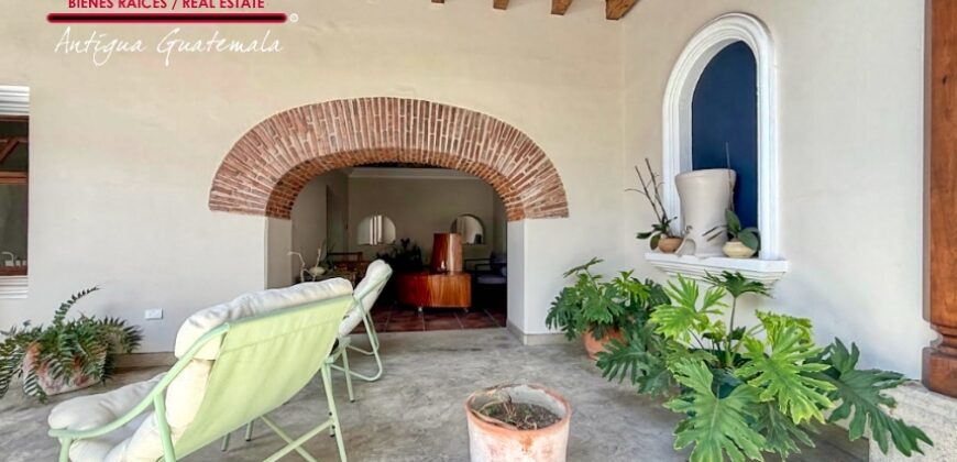 A4258 – Commercial Spaces in the Center of Antigua, Guatemala