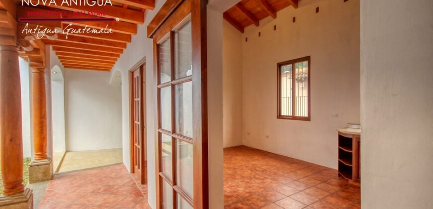 E250 – Cozy apartment in the Santa Ana area