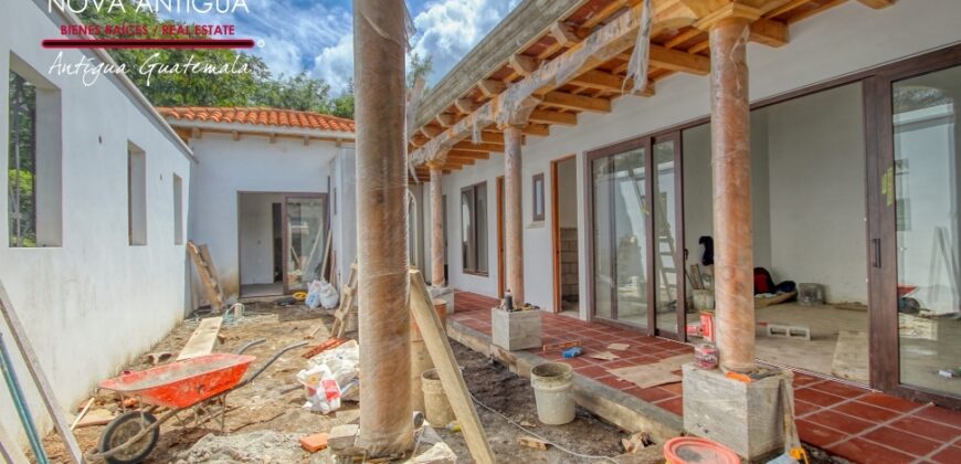 T54 – House under construction in the Hacienda del Comendador residential community
